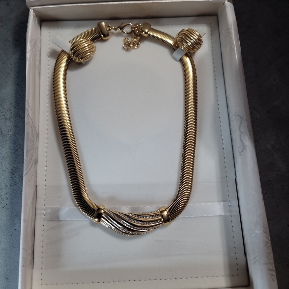 BURBERRYS Vintage Gold Tone Necklace And Earrings SET - Picture 6 of 8